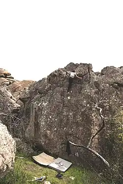 Хайболл-боулдеринг — боулдеринг с большой высотой трасс, близкий в фри-соло