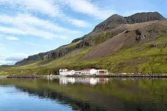 Морской причал в бухте Бергсвик к северу от Нордюрфьордюр