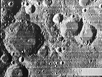 Снимок зонда Lunar Orbiter - IV. Кратер Бэкон в левой части снимка.