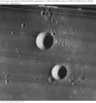 Снимок зонда Lunar Orbiter IV. Кратер Дрэпер вверху, внизу сателлитный кратер Дрэпер С.