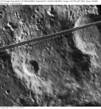 Снимок Лунар Орбитер – IV. В верхней правой части снимка кратер Цизат. Темная полоса на снимке – артефакт изображения.