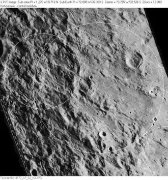 Снимок зонда Lunar Orbiter – IV. Кратер Лагранж выделен окружностью в центре снимка, окружность в левой верхней части выделяет сателлитный кратер Лагранж R, а в нижней правой части – кратер Пиацци.