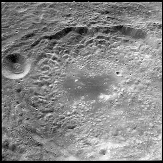 Снимок с борта Аполлона-17. В левой части снимка кратер Шеррингтон.