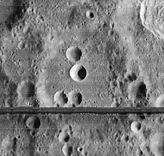 Снимок зонда Lunar Orbiter - IV. Полоса на снимке - артефакт изображения.