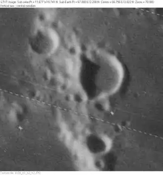 Снимок зонда Lunar Orbiter - IV. Кратер Стюарт правее центра снимка.