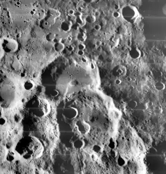 Комбинация снимков программы Lunar Orbiter. Кратер Комри в центре снимка, в нижней части сателлитный кратер Комри K.