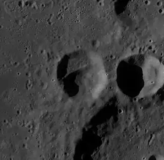 Снимок зонда Lunar Reconnaissance Orbiter. Слева кратер М. Андерсон, справа кратер Рамон.