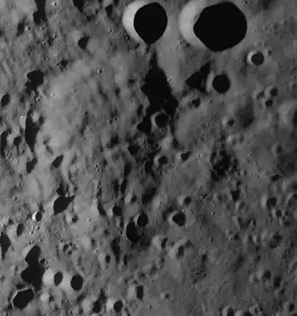 Снимок зонда Lunar Reconnaissance Orbiter. Кратер Сван левее и выше центра снимка.