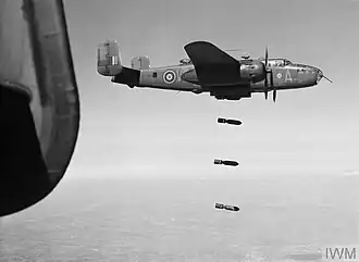 B-25 Королевских ВВС производит бомбометание