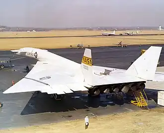 XB-70 вид со стороны хвостовой части на авиабазе Райт-Паттерсон[англ.]. Развитая механизация крыла