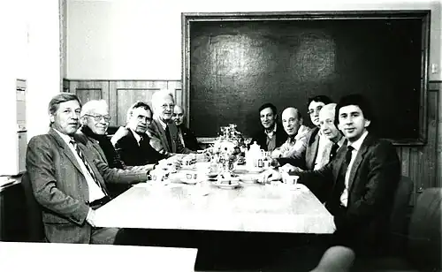 Н. Мансон (второй слева)