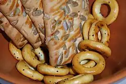 Сушки и печенье, выпускаемые под маркой «Семейка ОЗБИ»