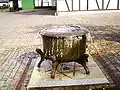 Памятник Оденталя (ФРГ) в виде котла в память о гонении на ведьм в средних веках