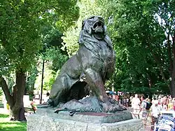 В Городском саду на Дерибасовской — скульптура льва.