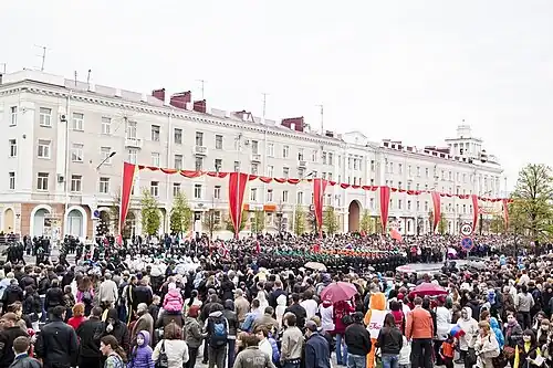ул. Гоголя, 53, ювелирный салон «Александрит», ПАО «Банк Курган», салон продаж ПАО «МТС»;ул. Гоголя, 55, студия красоты «Мэрилин», АО «Банк Руссий Стандарт»