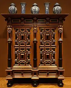 Барочный гардероб; около 1625—1650 годов; дуб со шпоном чёрного дерева и розового дерева; в целом: 244,5 х 224,3 х 85,2 см; Художественный музей Кливленда (Кливленд, США)