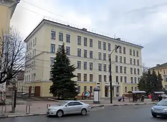 Главный фасад старого корпуса Брянского строительного колледжа (2021)