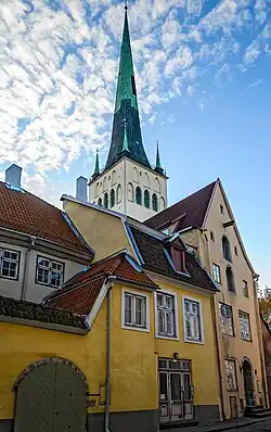 Улица Толли у домов 1 и 3. На втором плане - церковь Олевисте