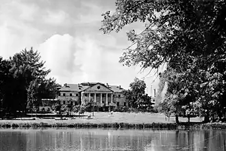 Вид усадьбы со стороны парковой зоны