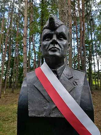 Памятник Аркадиушу Протасюку в Оссуве[пол.]