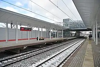 Платформы и надземный переход, вид в сторону Москвы