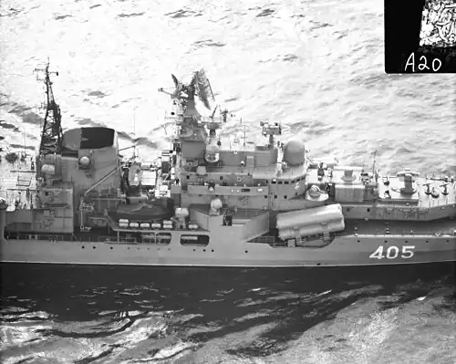 РЛС «Фрегат» на эсминце «Отличный» (в центре вверху).