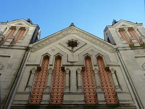 Фасад здания, выполненный в исламском стиле. Угол улицы Нотр-Дам