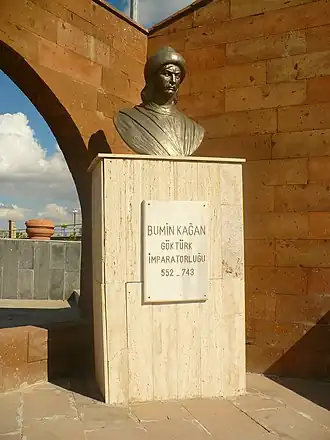 Бюст Бумын-кагана как одного из основателей 16 Великих тюркских империй, части «Памятника турецкости» (Türklük Anıtı) в Пынарбаши, Кайсери[англ.] (открыт в 2000 г., фото 2012 г.)