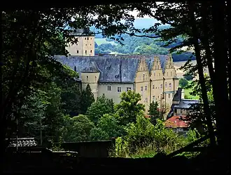 Вид замка с соседнего холма