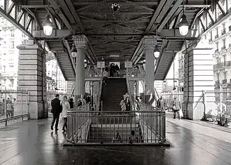 Вход на станцию линии 2