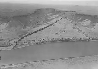 Аэрофотоснимок Халабии с Евфратом в нижней части