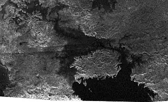 Изображение острова Майда (выше и левее центра снимка), основанное на радиолокационном зондировании космическим аппаратом Кассини, 22 февраля 2007 года.