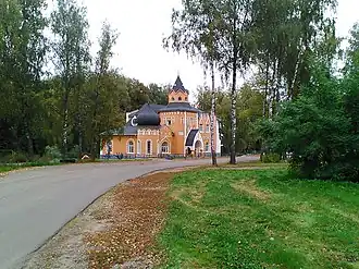 Центр посёлка — бывшая усадьба Телегиных