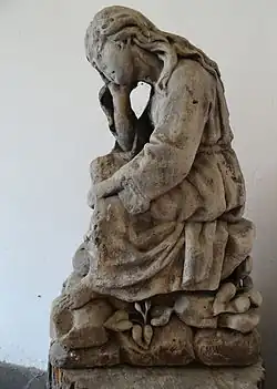 Скульптура ребёнка на кладбище в Рудаве