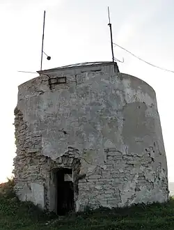 Основание башни старого маяка Пакри, 2013 год