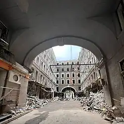 Внутренний двор после обстрела 2 марта 2022 года