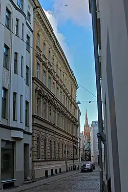 Перспектива улицы в сторону Площади Гердера, вдали шпиль Англиканской церкви