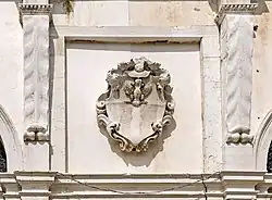 Герб семьи Контарини на фасаде дворца