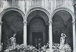 Статуи лоджии двора