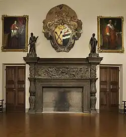 Камин салона первого этажа