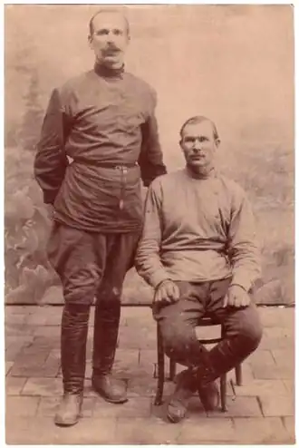 Полковник Папенгут Павел Петрович (стоит) и адъютант атамана Дутова есаул Могутный (сидит)