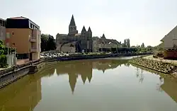 Бурбенс в Паре-ле-Моньяль. На заднем плане — Базилика Святого Сердца.