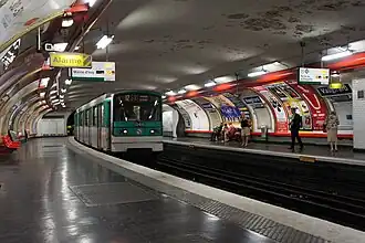 Зал станции с прибывающим поездом серии MF 67