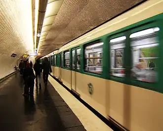 Платформа станции с составом MF 67