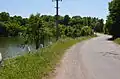 Дорога вдоль пруда