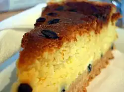 Кекс с плодами; видны семена