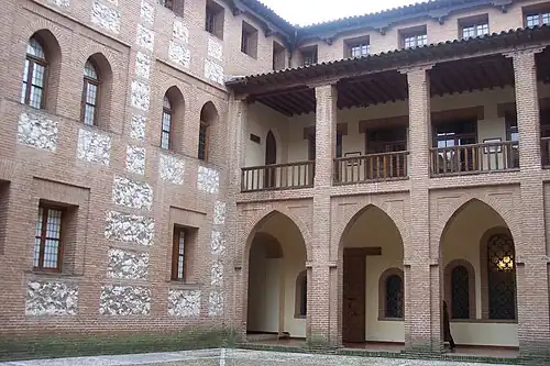 Внутри замка