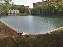Патриарший пруд и Малый Патриарший переулок (справа).