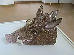 Глиняная фигура в форме головы кабана