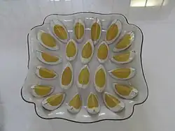 Глиняная фигура в форме сваренных вкрутую яиц